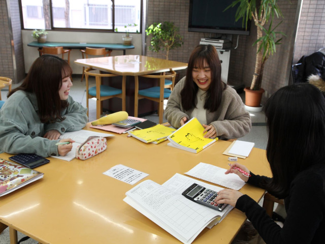 経営ビジネス科 高度な簿記会計や様々なビジネスシーンで必要とされる幅広い知識を習得し、優良企業就職を目指す
