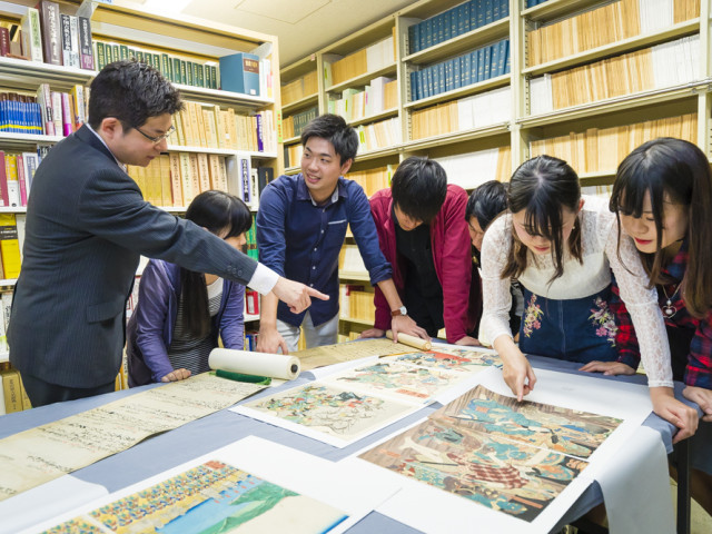 文学部 日本文学科 日本文学・日本語学の専門領域を探究。次代に伝える力を養う