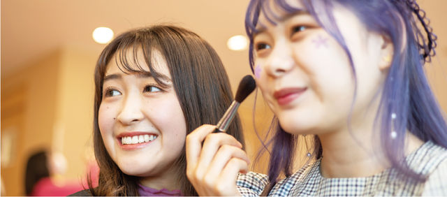 美容学科 ヘアメイククリエイションコース タレントやモデルの魅力を引き出す「ヘアメイク」を学ぶ