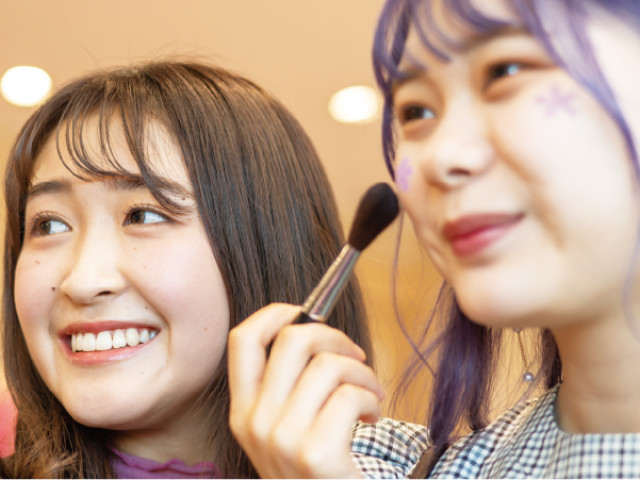 美容学科 ヘアメイククリエイションコース タレントやモデルの魅力を引き出す「ヘアメイク」を学ぶ