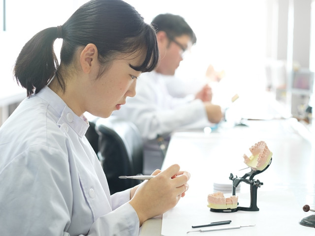 歯科技工士学科 技と心を備えた歯をつくるプロを目指す。