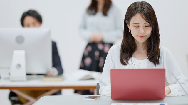 ビジネスコミュニケーション科 デジタル情報コース WEB・SNSマーケティングを理解し、画像・動画編集など最新のデジタルツールを英語とともに幅広く学びます。