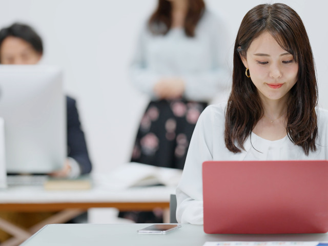 ビジネスコミュニケーション科 デジタル情報コース WEB・SNSマーケティングを理解し、画像・動画編集など最新のデジタルツールを英語とともに幅広く学びます。