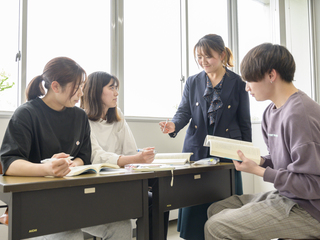 経済学部 経済学科 本質とバランスをおさえた深い学び、経済学の着実な理解へ。