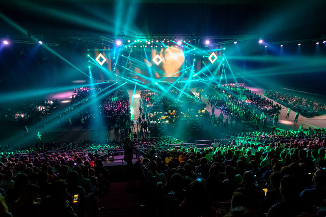 映像・舞台テクノロジー科 コンサート企画演出テクノロジーコース コンサートスタッフのスキルを学びながら、最新の映像技術も習得。音・光・映像を駆使し、新しいエンターテイメントを創造するクリエイターを育成！