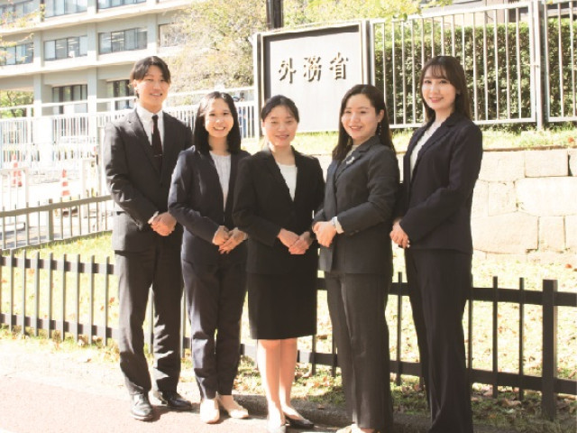 国際公務員科 先輩から後輩へバトンをつなぐ圧倒的な公務員合格実績。本気の省庁等が続々来校する「学内公務員セミナー」を実施。