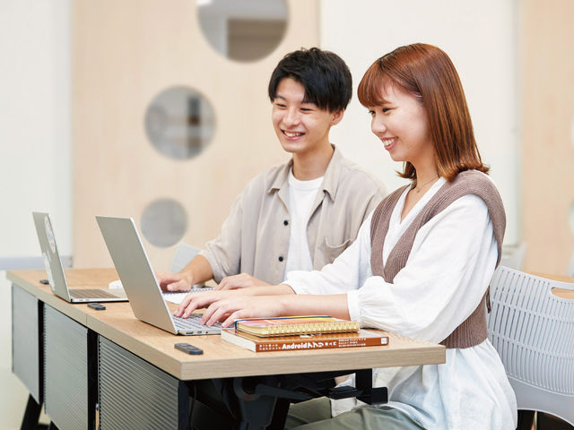 WEBデザイン・ITプログラミング科 WEBデザインコース WEB制作やデザインについて深く学び、確かなスキルを身につける。