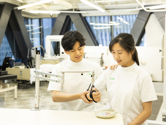 医療４年制学部＜高度専門士＞ 高度作業療法学科 少子高齢化で活躍の幅が広がる職域に完全対応。「心」と「身体」の両方を支えるリハビリテーションのエキスパートになる。