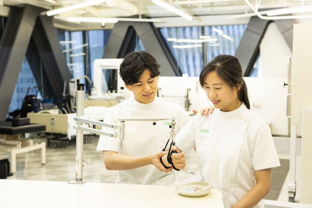 医療４年制学部＜高度専門士＞ 高度作業療法学科 少子高齢化で活躍の幅が広がる職域に完全対応。「心」と「身体」の両方を支えるリハビリテーションのエキスパートになる。