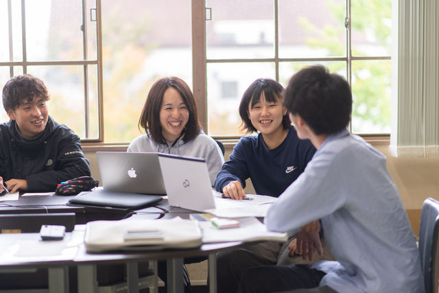 子ども学部 子ども心理学科 心理学を学び、発達支援・心理支援のプロフェッショナルをめざします。