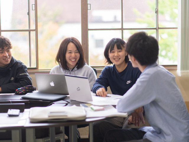 子ども学部 子ども心理学科 心理学を学び、発達支援・心理支援のプロフェッショナルをめざします。