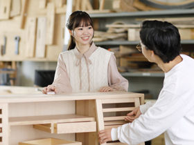 家具クラフト学科 機能性とデザイン性を兼ね備えた家具。素材を生かし、イメージを形にする職人的技術を養う。