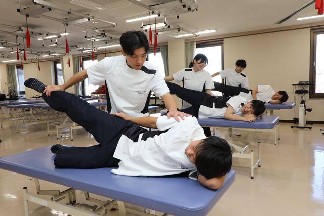 理学療法学科 学習だけでなく、技術の習得を大切にした教育を実践します。フィールドは、医療にとどまらず、スポーツや健康増進など多様です。