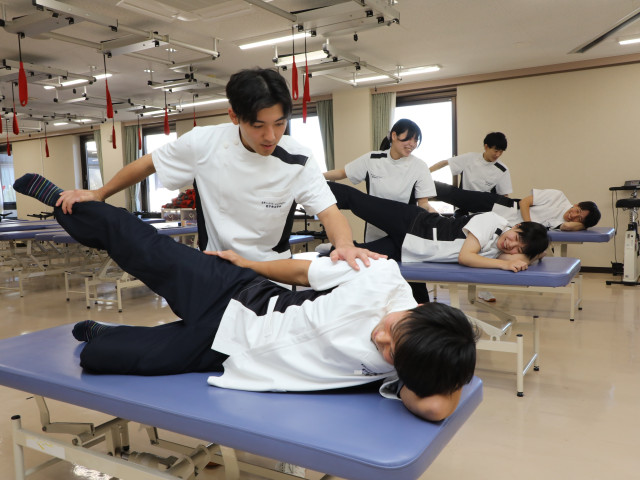 理学療法学科 学習だけでなく、技術の習得を大切にした教育を実践します。フィールドは、医療にとどまらず、スポーツや健康増進など多様です。
