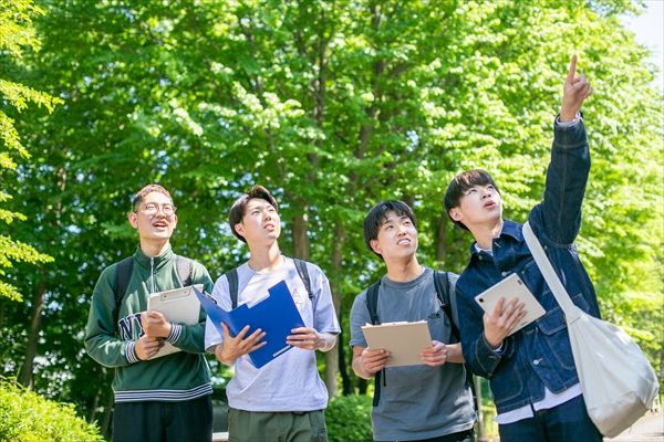 地域創生学部 地域創生学科 地域実習を通じて、“とことん”地域に関わり、 100年後まで続く地域を創る“答え”を見つけよう