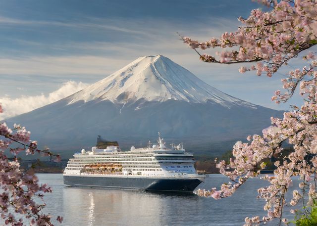 クルーズ科 活躍の場が世界に広がっている！世界の海で非日常空間を演出できるプロフェッショナルを目指す学科です。