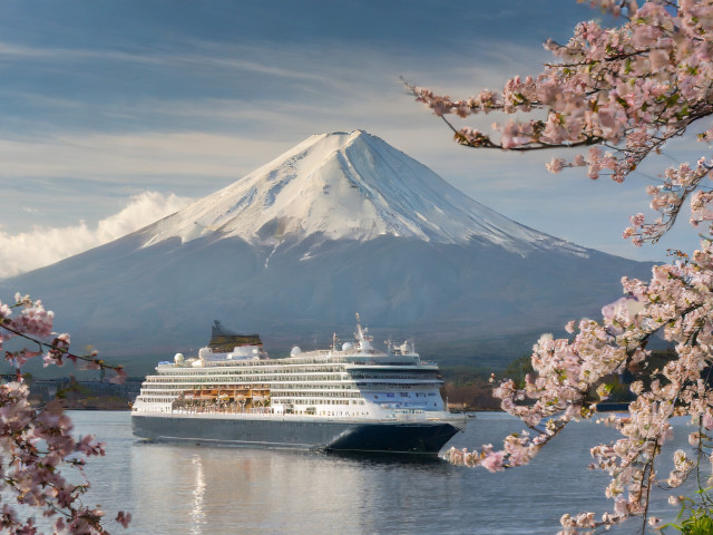 クルーズ科 活躍の場が世界に広がっている！世界の海で非日常空間を演出できるプロフェッショナルを目指す学科です。
