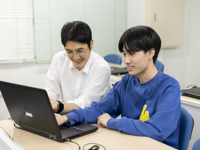 情報スペシャリスト学科 AＩ・システム専攻 社会と企業の基盤を支える、プログラムの作成とテクニックを習得