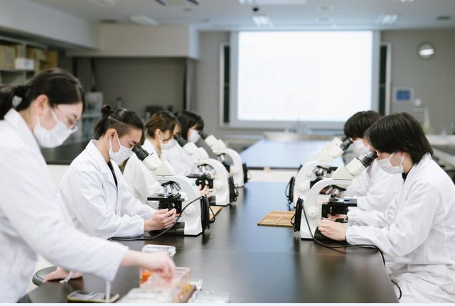 生命･環境科学部 臨床検査技術学科 いのちの尊厳をまもり、人の健康に貢献する