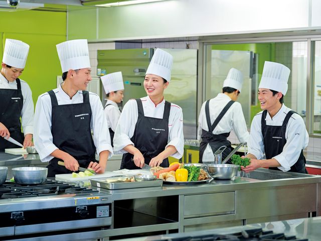 調理師科 １年で即戦力の調理師を目指す。