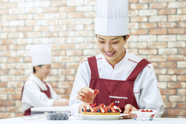 製菓技術科 洋菓子と製パン、専攻別のカリキュラムと研修レストランでの実習で、一流のパティシエとブーランジェをめざします