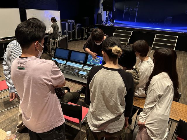 音楽芸能スタッフ科Ⅱ部 テクニカルスタッフコース 照明専攻（2年次より専攻） 色と光でステージを演出　アーティストを輝かせる照明スタッフになろう！