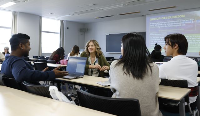 グローバル学部 グローバルビジネス学科 オールイングリッシュでビジネスや経営に関する専門知識を学ぶ