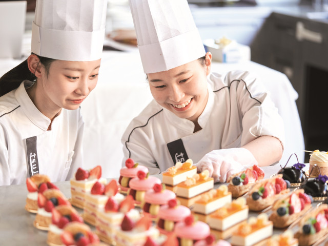 製菓衛生師本科 「おいしいお菓子」を つくるためのすべてを学び、 世界で一つのお菓子を生み出す パティシエになる。