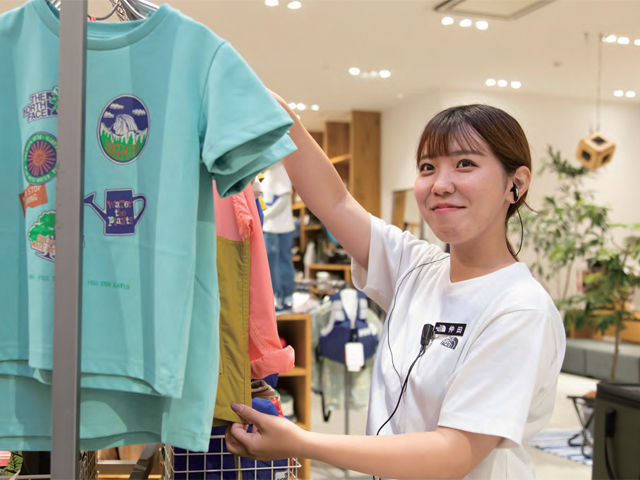 スポーツビジネス科 スポーツショップコース スポーツの特性や消費者を理解した商品提供法を学ぶ。