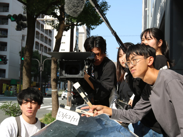 デジタルメディア科 ネット動画クリエイターコース 映画ドラマ制作専攻 映画やドラマ制作に必要な“総合技術力”を 現場研修や作品制作を通じて、実践的な環境で身につける！