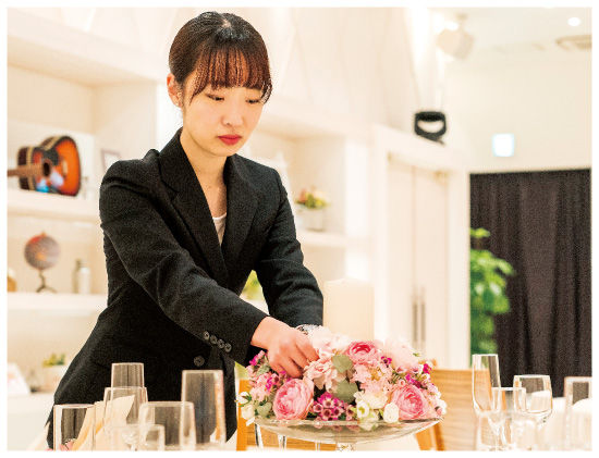 ブライダル･ウエディング科 ドレスフラワーコース ドレスと着物のデザインやカラーに関する知識、コーディネート術を学ぶとともに、衣装に合うブーケの作成や会場装花について学びます。