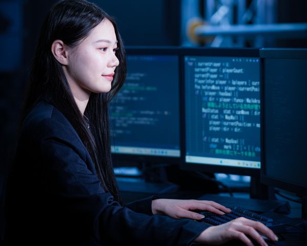ビジュアル・クリエイター学科 AI&ゲームプログラマー専攻（2025年4月新設） 私たちの日常に溶け込むアビリティ。「これから」を創り出すプログラマーへ。