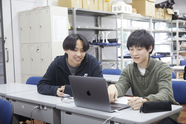 建築設計研究（研究コース・専攻コース） １級建築士を目指す「研究コース」、２級建築士を目指す「専攻コース」がある資格対策の学科です。