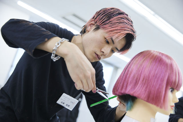 美容学科 誰れよりも美に敏感！技術・感性・人間力のすべてを磨く“カットのKANBI”は、一流の美容師へ届く場所