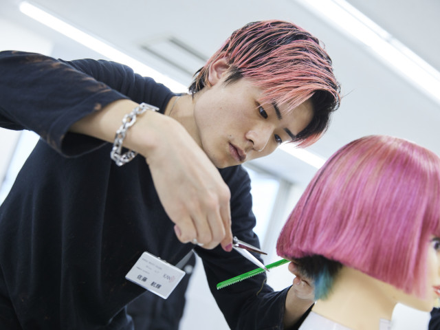 美容学科 誰れよりも美に敏感！技術・感性・人間力のすべてを磨く“カットのKANBI”は、一流の美容師へ届く場所