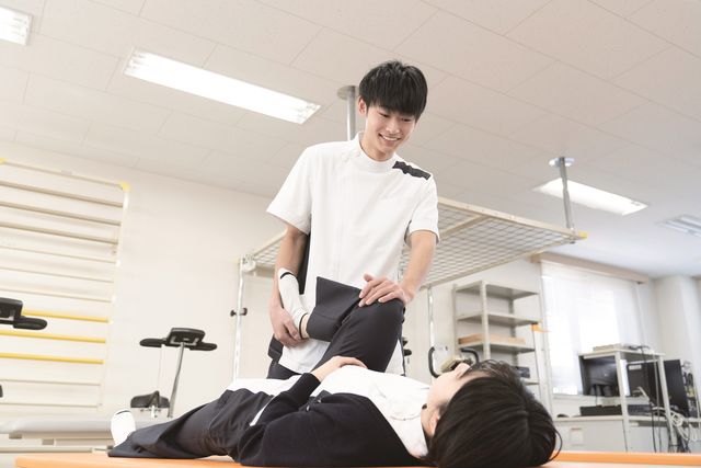 理学療法学科（運動機能回復のスペシャリスト） 運動療法や物理療法を用いて、基本的動作能力を回復し、あらゆる年齢層の人たちの社会復帰を支援します。