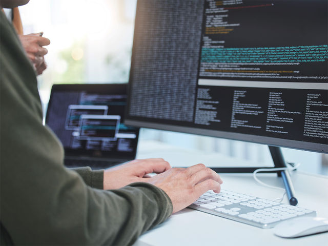 ITビジネス学科 ITプログラミングコース 人気のプログラミング言語をマスター アプリやサーバのスキルの習得をめざします