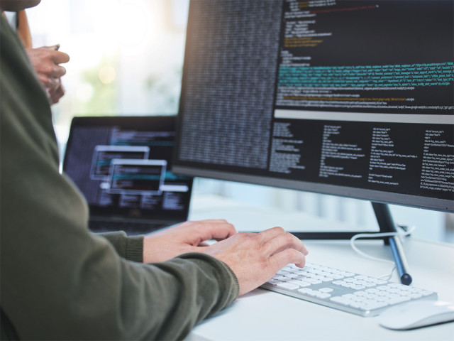 ITビジネス学科 ITプログラミングコース 人気のプログラミング言語をマスター アプリやサーバのスキルの習得をめざします