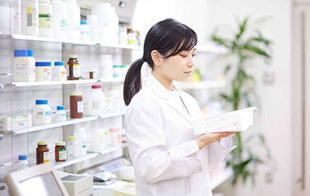 薬学部 特徴ある4学科で予防医療、東洋医療、西洋医療、創薬を学ぶ