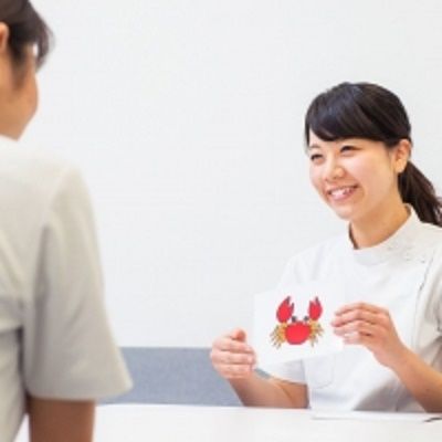 医療２年制学部＜専門士＞ 言語聴覚学科（大学卒業または卒業見込者 ※高度専門士称号取得または取得見込者） 言語聴覚学科	多彩な演習・実習を通して、専門知識に裏打ちされた対応力を。「話す」「聞く」「食べる」を支えるエキスパートへ。