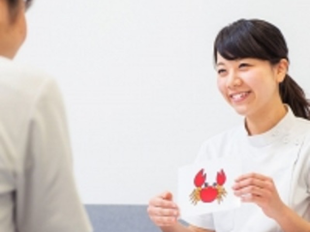 医療２年制学部＜専門士＞ 言語聴覚学科（大学卒業または卒業見込者 ※高度専門士称号取得または取得見込者） 言語聴覚学科	多彩な演習・実習を通して、専門知識に裏打ちされた対応力を。「話す」「聞く」「食べる」を支えるエキスパートへ。