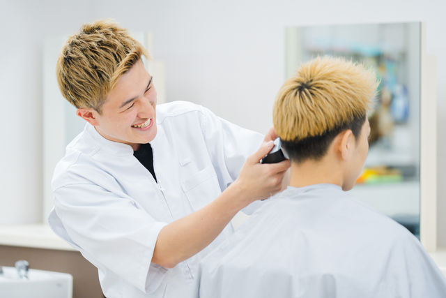 ●理容科 理容でカット・ブライダルシェービング・エステまで学べる！