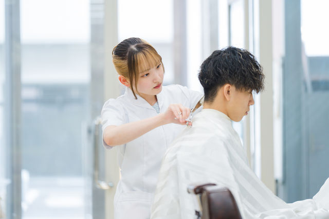 ●理容科 理容科就職進学クラス 働きながら学び、学びつつ働く