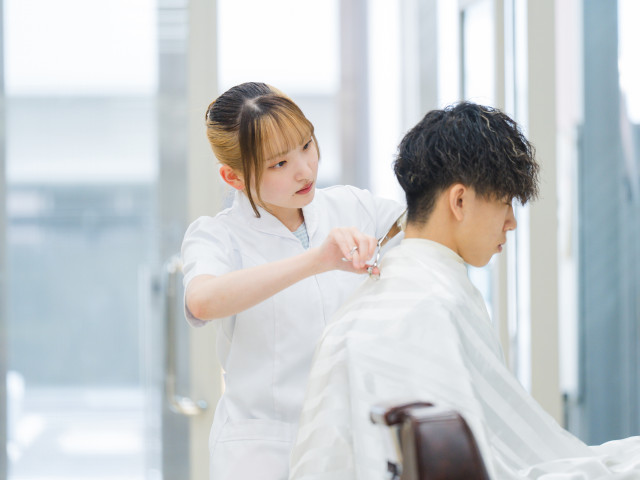 ●理容科 理容科就職進学クラス 働きながら学び、学びつつ働く