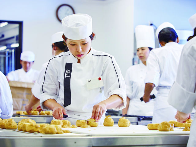 製菓技術マネジメント学科 製菓・製パンに関する豊富な知識と高い専門性を身につける２年間。