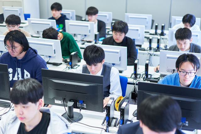 デザイン・コンピュータ学科 基礎コース（２年制/文部科学省・職業実践専門課程認定） IT・情報処理専攻 AIやクラウド、Java、Python等のプログラミング言語を学び、総合的な情報処理エンジニアとしての力を身につけます。