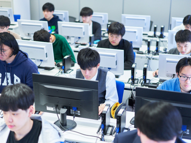 デザイン・コンピュータ学科 応用コース（３年制/文部科学省・職業実践専門課程認定） IT・情報処理専攻 AIやクラウド、Java、Python等のプログラミング言語を学び、総合的な情報処理エンジニアとしての力を身につけます。