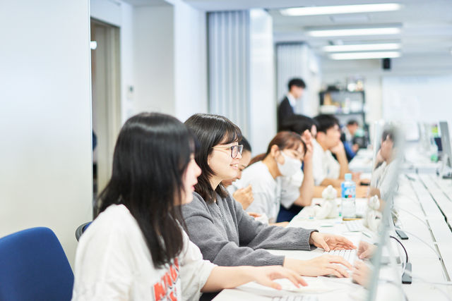 デザイン・コンピュータ学科 応用コース（３年制/文部科学省・職業実践専門課程認定） デザイン･イラスト専攻 デザインの理論や技術などを基礎から学び、Webデザイン、広告デザイン、パッケージデザインの業界をめざします。