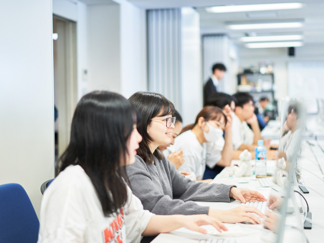 デザイン・コンピュータ学科 応用コース（３年制/文部科学省・職業実践専門課程認定） デザイン･イラスト専攻 デザインの理論や技術などを基礎から学び、Webデザイン、広告デザイン、パッケージデザインの業界をめざします。