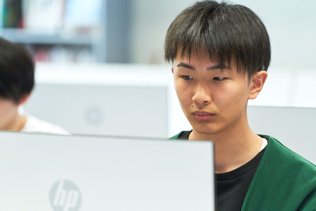 デザイン・コンピュータ学科 応用コース（３年制/文部科学省・職業実践専門課程認定） ゲームクリエイター専攻 C言語やCG、設計やVR(バーチャルリアリティ)など、ゲームづくりに必要な技術を学習していきます。